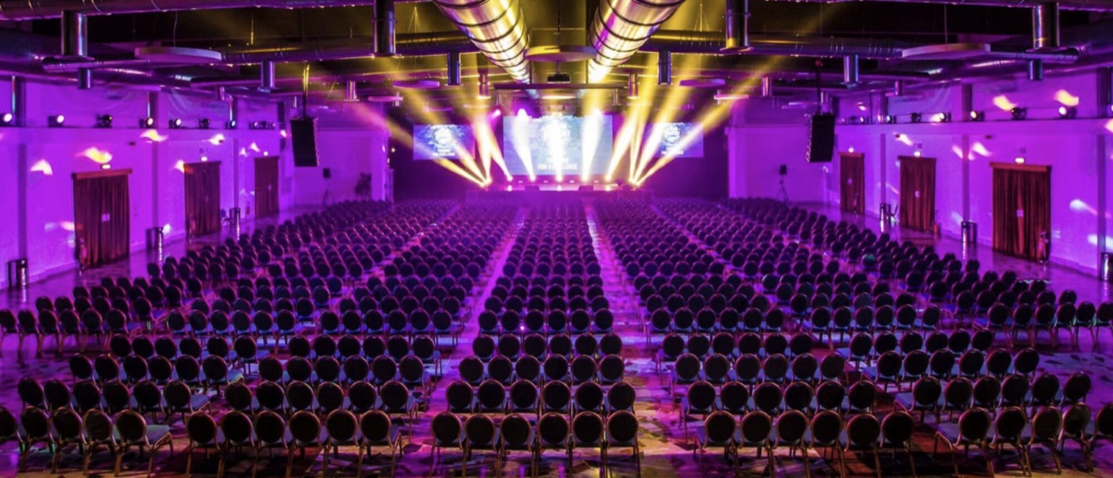 RISE EMPIRE — la sala dell'evento